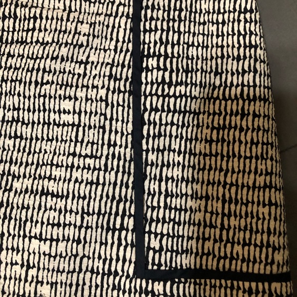 Ann Taylor size 8 ladies navy & cream colored skirt. - Picture 6 of 7